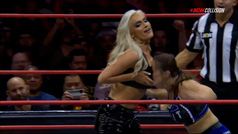La luchadora Mariah May ataca con sus pechos a su rival en el AEW Collision