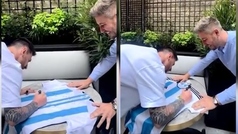 Le dan una camiseta de Argentina a Messi para firmar sin la tercera estrella... ¡Y se la dibujó!