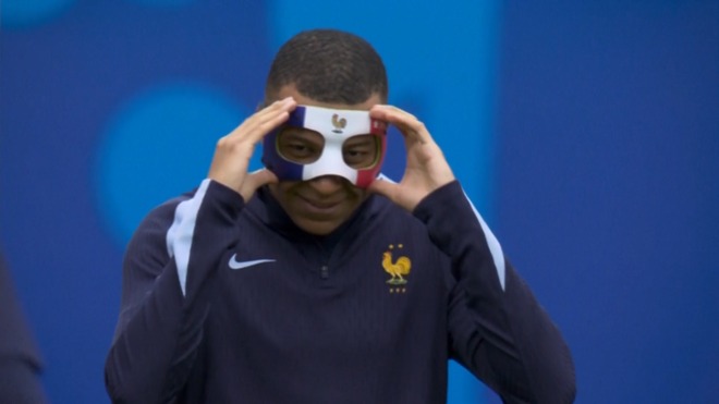 Por qué Mbappé no podrá llevar la máscara con los colores de Francia en ...