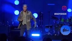 Impactante agresin de Perry Farrell a su guitarrista en pleno directo de un concierto!