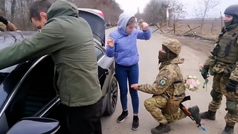 Un soldado ucraniano finge un control... ¡para pedir matrimonio a su pareja!