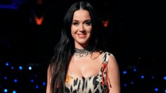 Katy Perry sufre un accidente con su peculiar vestido y casi ensea ?de ms? en televisin