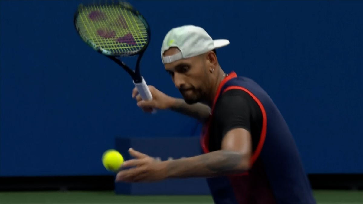 Kyrgios beats Medvedev and makes an idiot of himself by giving away a point Marca