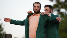 Jon Rahm viste a Scheffer de verde en la tradicional ceremonia de la chaqueta en Augusta