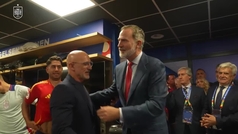 El saludo del Rey Felipe VI en el vestuario a los jugadores de La Roja