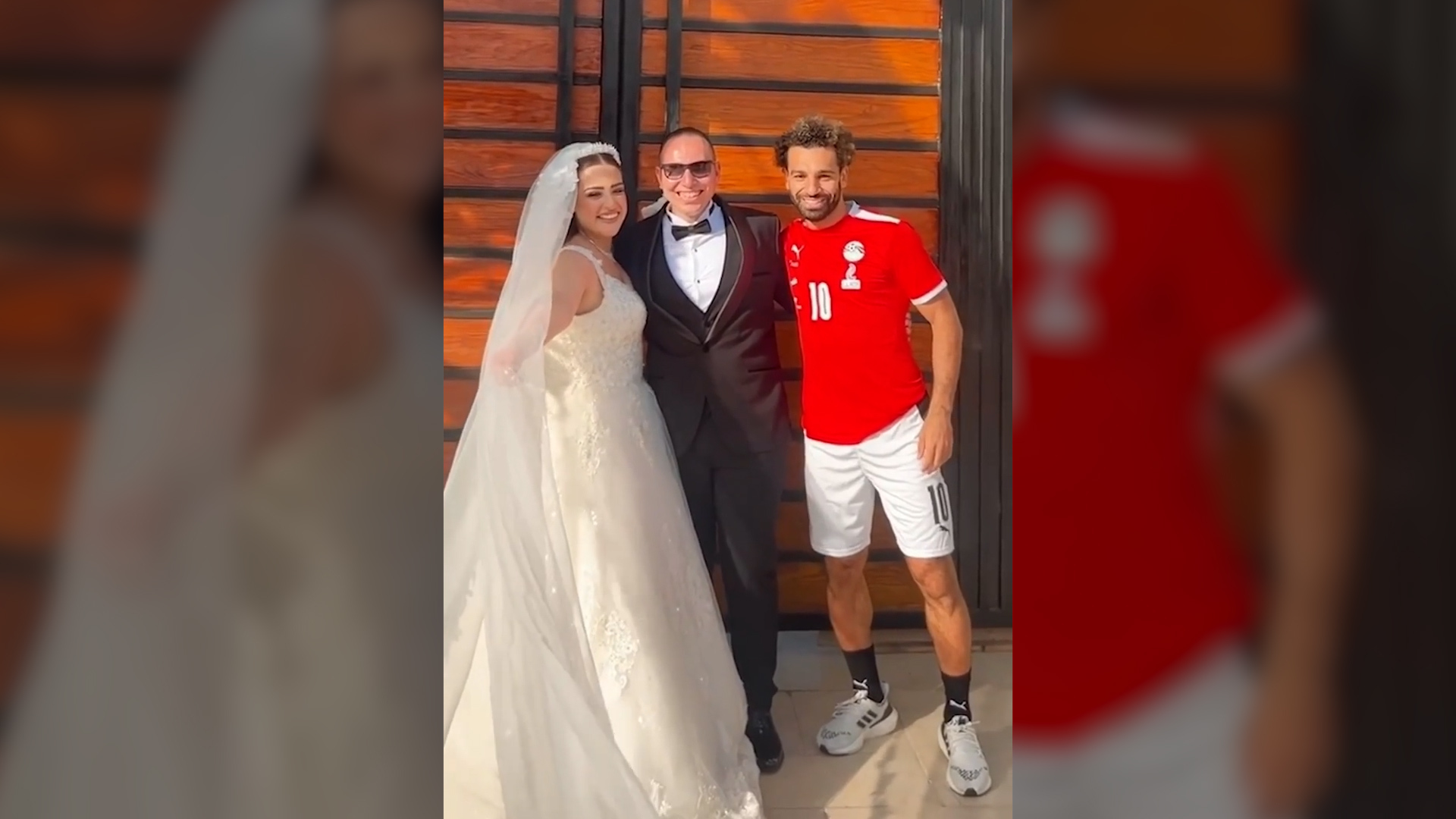 Salah sorprende a una pareja de recién casados en el día de su boda Marca