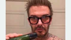 David Beckham promueve los productos de Victoria Beckham con una demostracin sin camisa