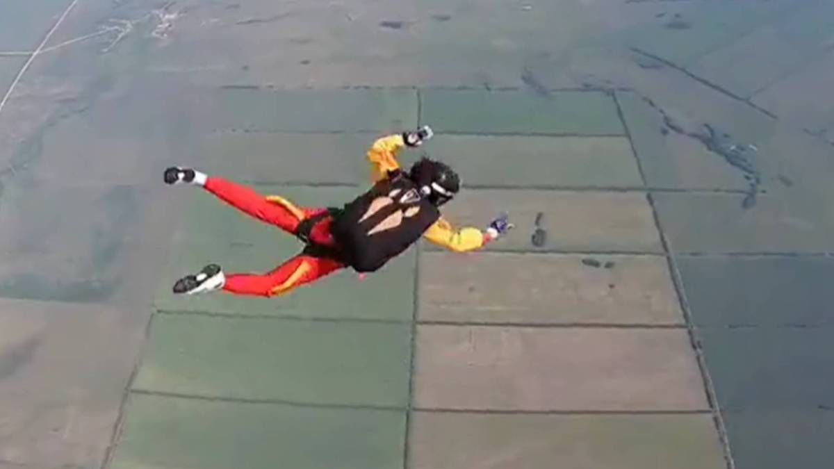 Mujer no logra abrir su paracaídas en el aire: Así lo salva su instructor -  MARCA MEXICO