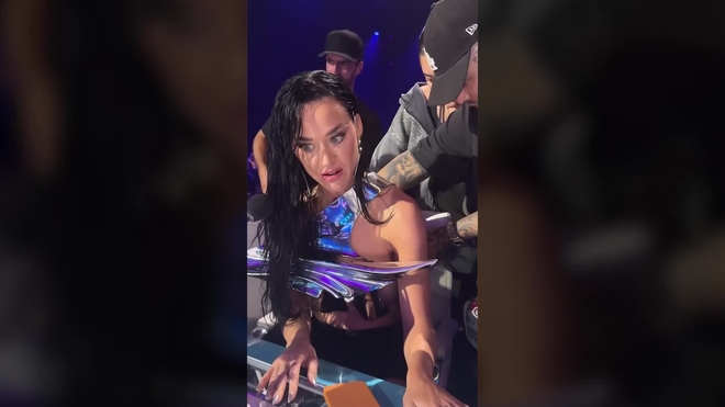 Katy Perry suffers a major problem with her flashy dress live on air