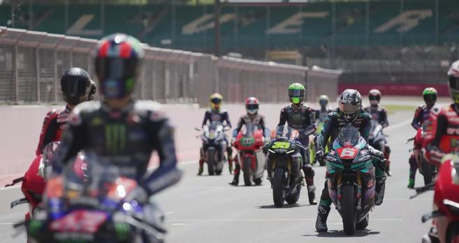Rossi, Bagnaia, Rea, Quartararo y más ruedan juntos en Silverstone