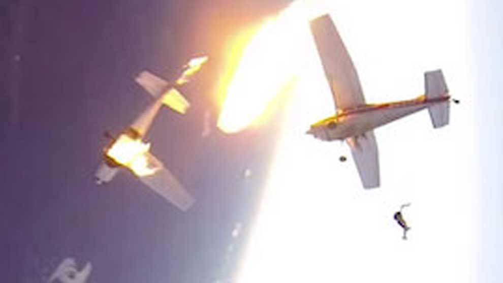 Dos avionetas chocan en el aire... y sus nueve paracaidistas logran salvar la vida!