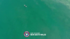 Escalofriante imagen de cómo un tiburón se acerca hasta un surfista en Australia