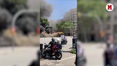  Un autobs queda calcinado despus de un impresionante incendio en el centro de Barcelona