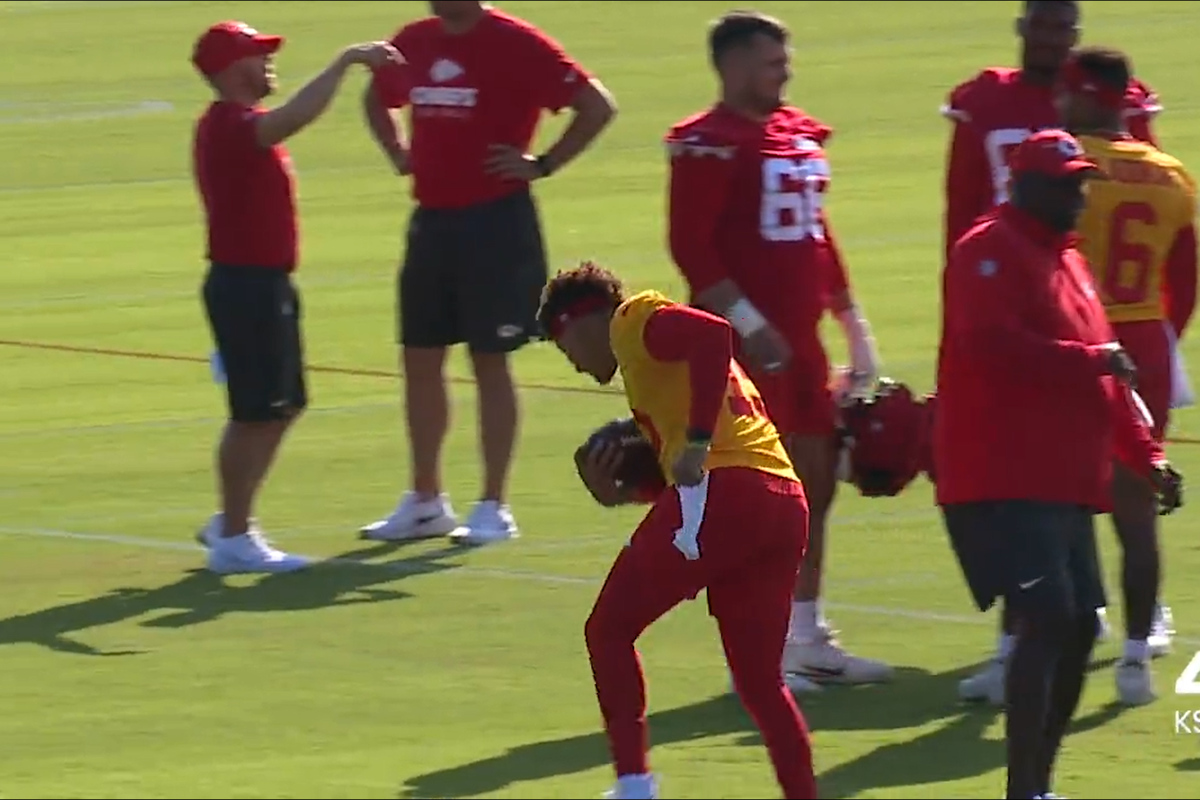 Patrick Mahomes, Chiefs QBs get harassed by bee during practice