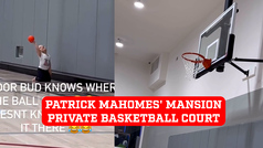 Bronze juega basquetbol en una cancha dentro de la mansin de Patrick Mahomes