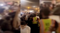 Baño de masas de Iniesta en Khor: ¡los fans se avalanchan sobre el manchego!