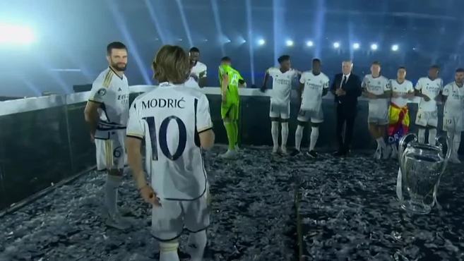 لوكا مودريتش يلمح إلى تجديد عقده مع ريال مدريد في احتفالات البرنابيو: 'حتى الموسم القادم'