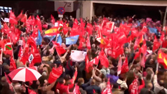 La militancia del PSOE insta a Pedro Snchez a quedarse al ritmo de Raffaella Carr, ?Qudate?...