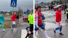 Viral: Jugadores y rbitros en la liga de Noruega cruzan la calle para entrar a la cancha