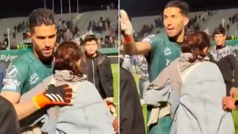 Suspenden y multan a futbolista iran tras abrazar a una mujer al final de un partido