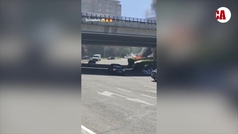 Un camin recorre la M-11 en Madrid en llamas