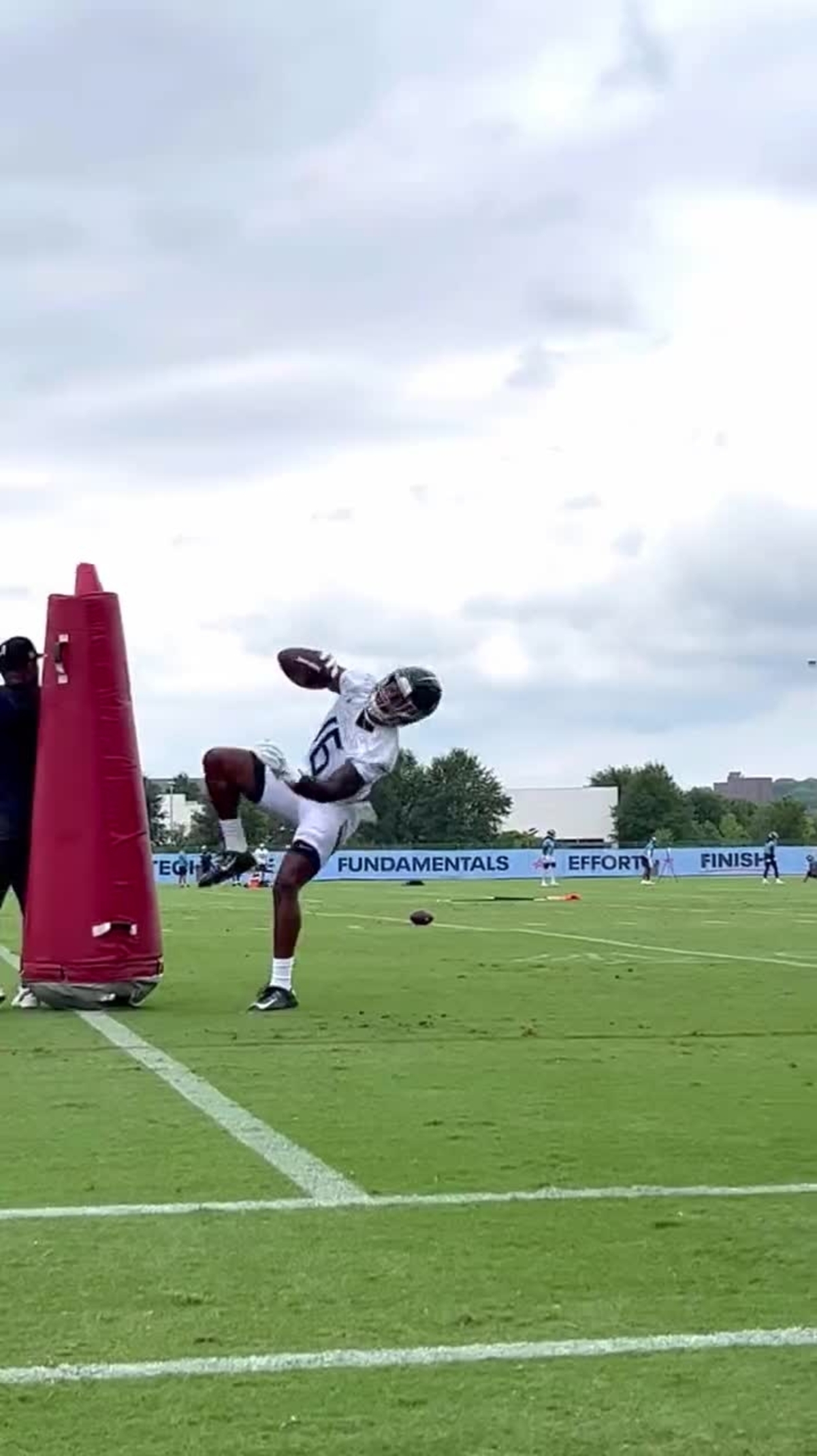 Tennessee Titans wide receiver Treylon Burks makes his first preseason  catch as a Titan