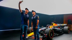 Checo Prez y Max Verstappen 'reciben' un RB20 de Red Bull para que lo destruyan