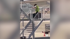 Una trabajadora de una aerolnea asitica se hace viral al ser grabada tirando las maletas