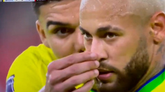 Casemiro le limpia la nariz a su compañero Neymar antes de lanzar el tiro libre