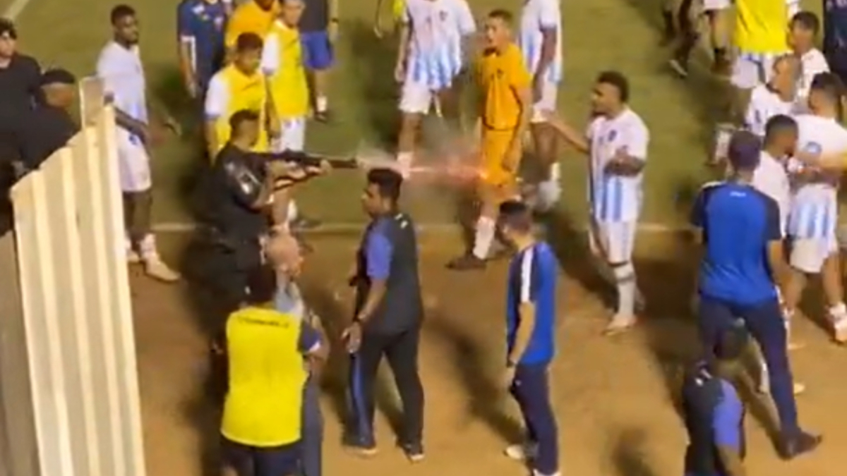 Un policía le pega un tiro a un futbolista en el campo tras un partido |  Marca