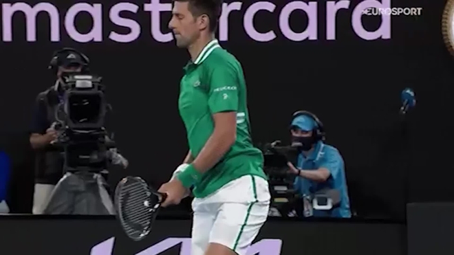 Australian Open: Djokovic destroys his racquet... and damages the court! | MARCA in English