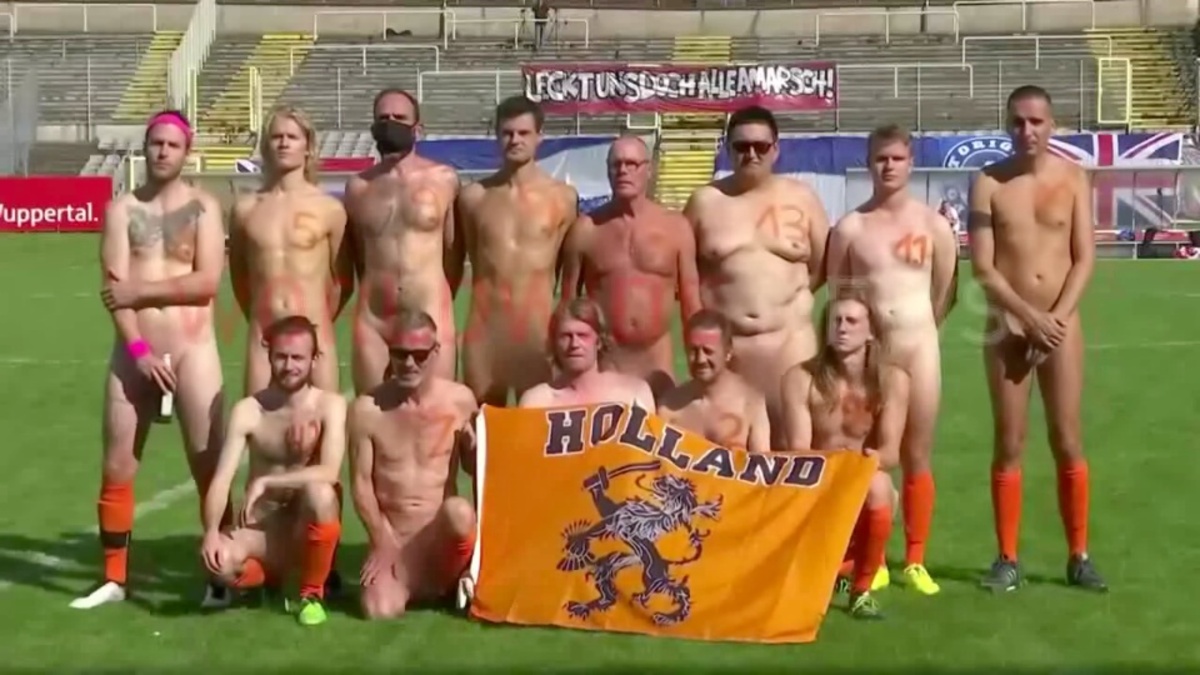 Futbolistas juegan desnudos para protestar contra comercialización del  fútbol - MarcaTV