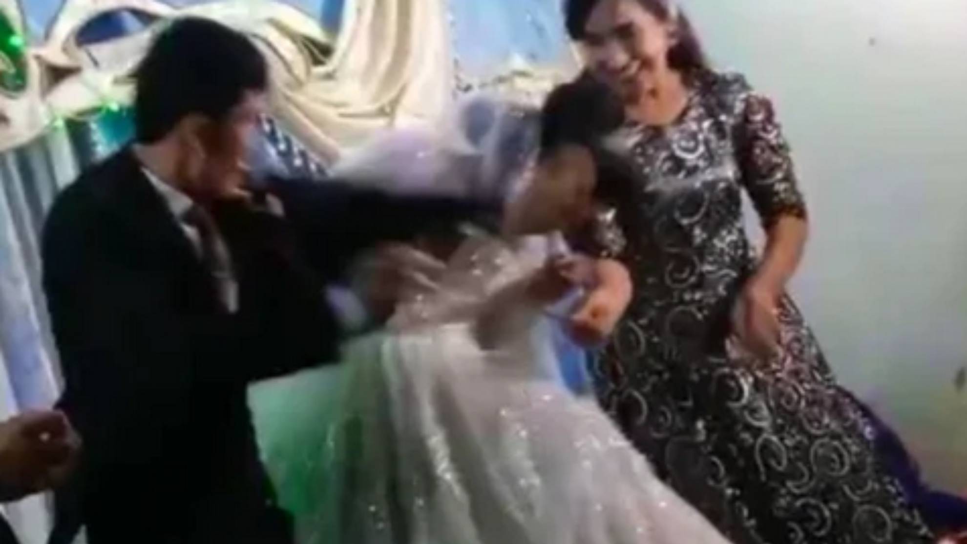 Un novio pega a la novia en la fiesta de la boda delante de todos los invitados Marca imagen