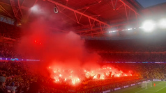 Sin visibilidad en Wembley: Bengalas y botes de humo en la grada del Dortmund