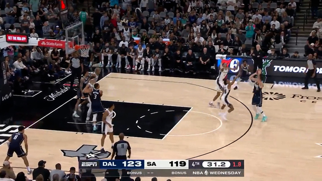 Doncic da la victoria a los Mavs... ¡con un triple sobre Wembanyama!