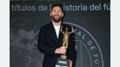 Lionel Messi reacts to receiving special painting and award from MARCA