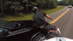 Un coche arrolla "intencionadamente" a un ciclista y se fuga
