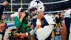 Dak Prescott se hace viral por su festejo comiendo una pierna de pavo en victoria de Cowboys