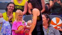 Una niña regala una flor a Sue Bird en su último partido