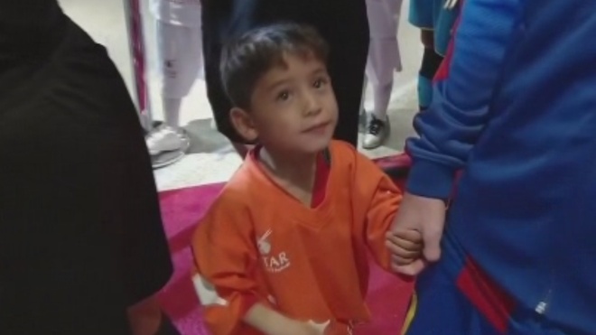 La historia de terror de Murtaza: el niño con la camiseta de plástico viral  de Leo Messi
