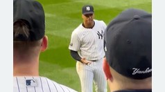 Juan Soto conquista a los fans de Yankees con firma de autgrafo en pleno turno al bate