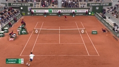 Djokovic empieza con xito la pelea por retener la corona de Roland Garros y el nmero 1