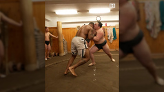 Micah Parsons se mide cuerpo a cuerpo... con un luchador de sumo!