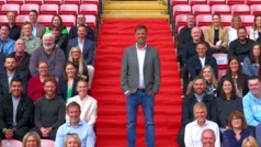 Jurgen Klopp vive emotivo momento al tomarse foto con empleados de Liverpool en Anfield