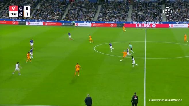 الجدل حول ركلة جزاء فينيسيوس في مباراة ريال مدريد ضد ريال سوسيداد: الحكم يراجع القرار عبر تقنية VAR