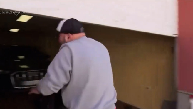 Kiko Rivera se vuelve viral tras chocar contra su garaje al intentar esquivar a una reportera