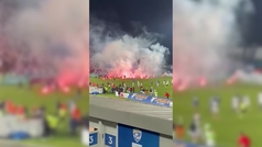 Caos en Brescia tras el descenso: coches en llamas, invasión de campo, futbolistas encerrados...