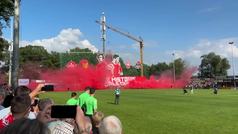  El tifo de aficionados del Twente se desploma sobre ellos antes de un partido amistoso