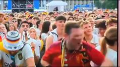 Un aficionado espaol se hace viral en redes por celebrar la victoria de la Seleccin rodeado de alemanes
