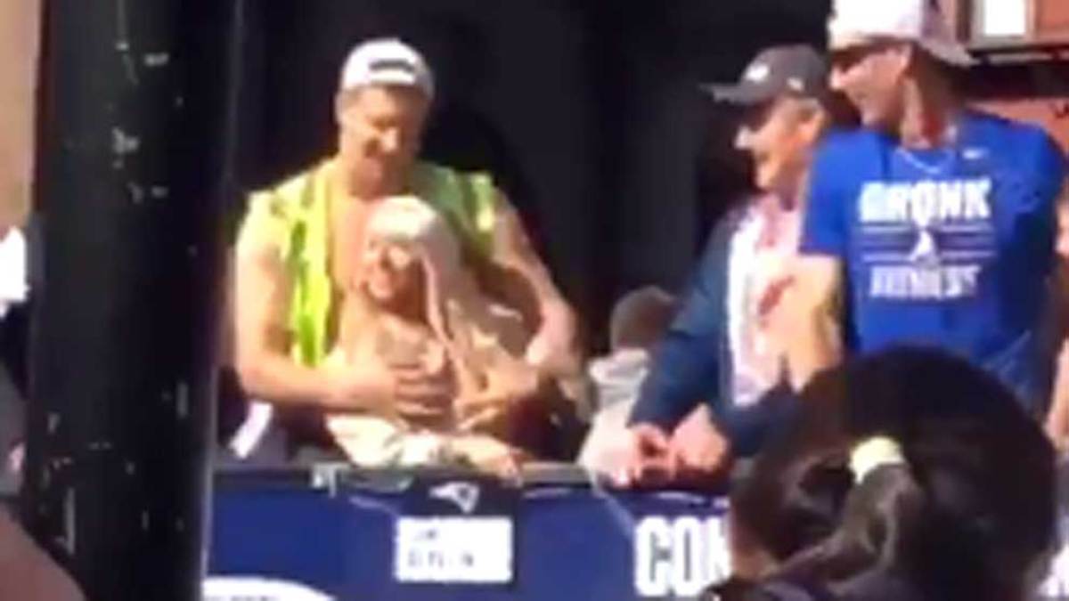 Escándalo Patriot: Gronkowski manosea los pechos de Camille Kostek en  público